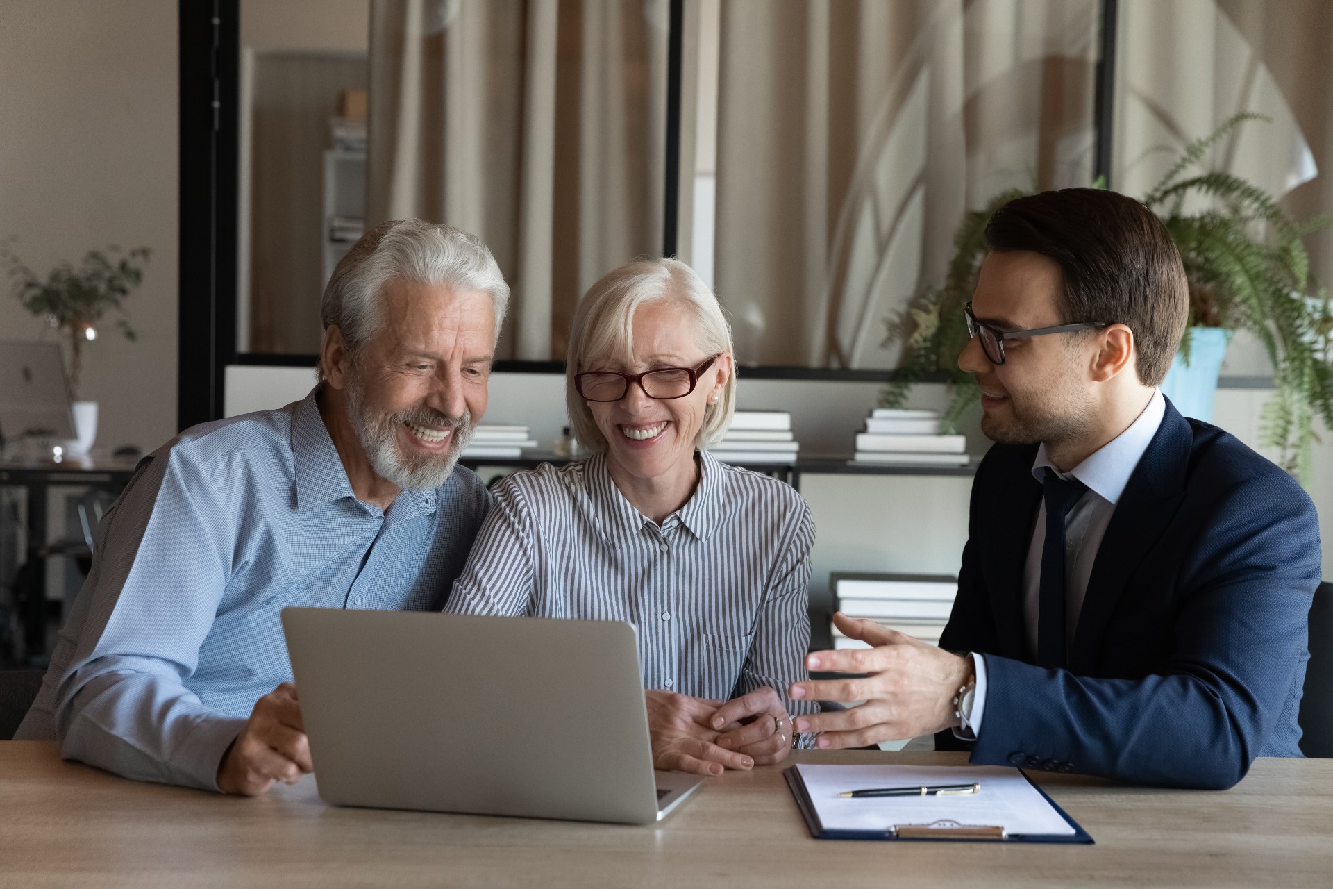 seniors talking to a senior living advisor